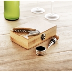 Set elegante de vinho corporativo com 3 acessórios em caixa Riesling cor madeira vista conjunto