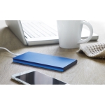 Bateria externa personalizada em alumínio 8.000 mAh Powercard Extra cor azul real vista conjunto