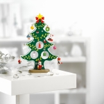 Pequena árvore de Natal decorativa com 12 enfeites Natalício Pai Natal cor verde vista conjunto