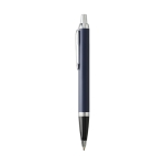 Caneta de qualidade com acabamentos metálicos tinta azul Parker IM Silver cor azul vista lateral