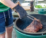 Luva de forno acolchoada personalizada com faixa castanha cor preto vista de ambiente