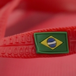 Chinelos com logo e bandeira do Brasil tamanho 3638 Brasileiras cor vermelho quarta vista