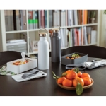 Lancheira de plástico promocional com separador e talheres 1,2L Carry cor branco vista de ambiente