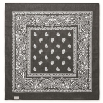 Lenço de algodão tipo bandana multifunções com design estampado cor preto quarta vista