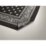 Lenço de algodão tipo bandana multifunções com design estampado cor preto vista fotografia quinta vista