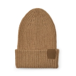 Gorro de algodão reciclado com patch e acabamento em nervuras cor camel vista frontal 